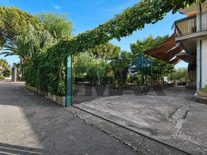 Casa con 9 locali in vendita in Ragalna