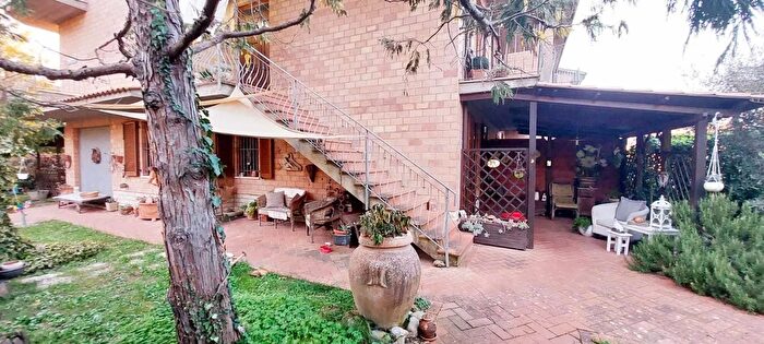 Appartamento con 8 locali in vendita in Via Barna, Asciano