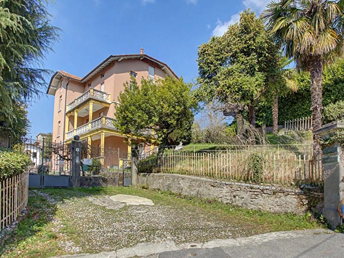 Casa con 13 locali in vendita in Via C Colombo, Cunardo