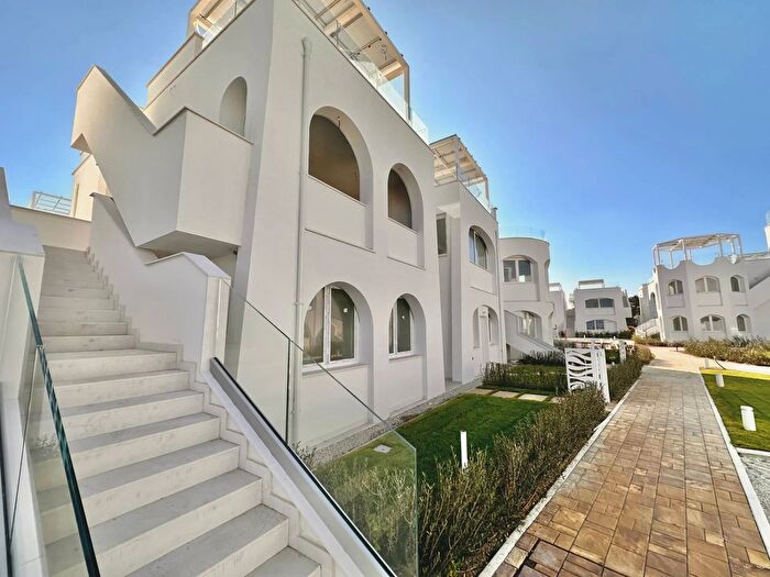 Casa con 9 locali in vendita in Via Litoranea Complesso Costa Conero, Numana