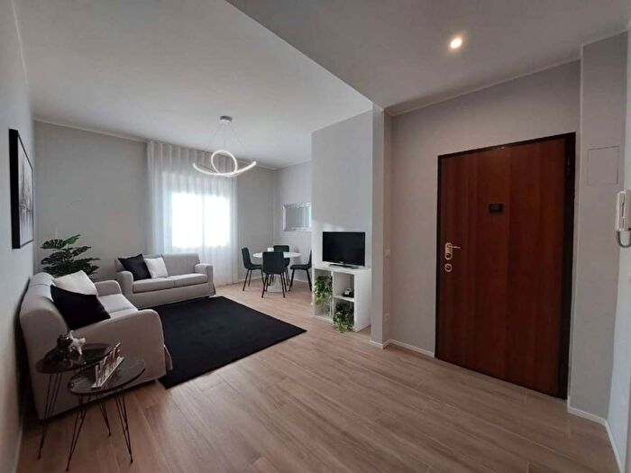 Appartamento quadrilocale in affitto in via PRIMATICCIO, Lorenteggio, Milano