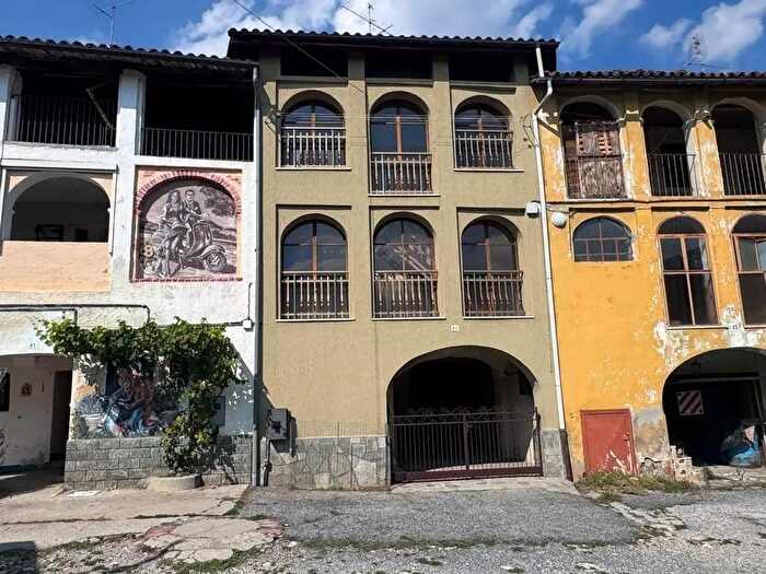 Casa con 5 locali in vendita in Via Umberto Primo, Lesegno