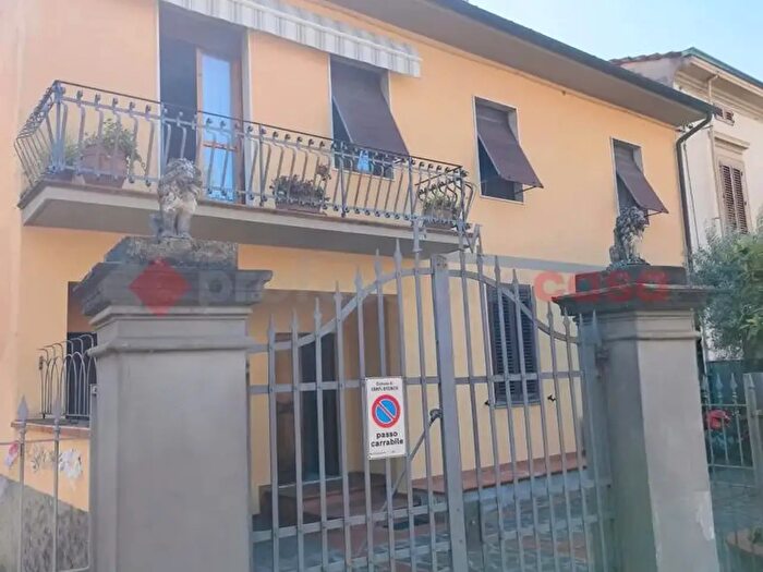 Appartamento con 5 locali in vendita in Via Confini, Campi Bisenzio