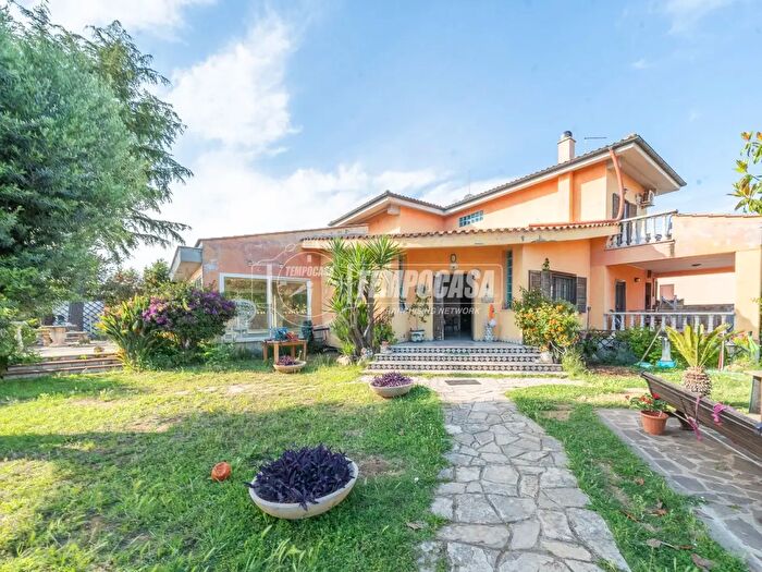 Casa con 8 locali in vendita in Via Glasgow, Ladispoli