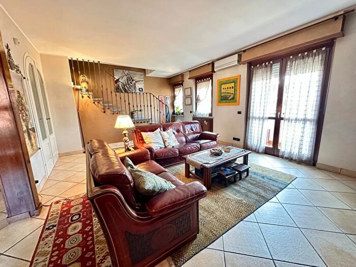 Appartamento con 6 locali in vendita in Via S Desiderio, Vinovo