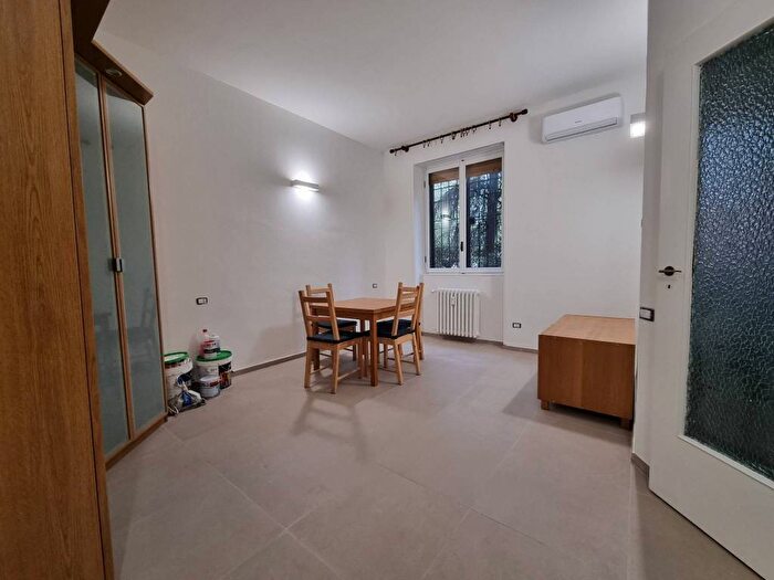 Appartamento monolocale in affitto in via Schiavoni, Famagosta, Milano
