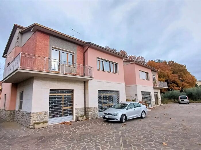 Casa quadrilocale in vendita in Viale Europa, Sarteano
