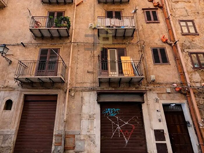 Appartamento con 6 locali in vendita in Via Fratelli di Benedetto, Palermo