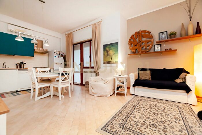 Appartamento trilocale in vendita in Via Montasola, Roma