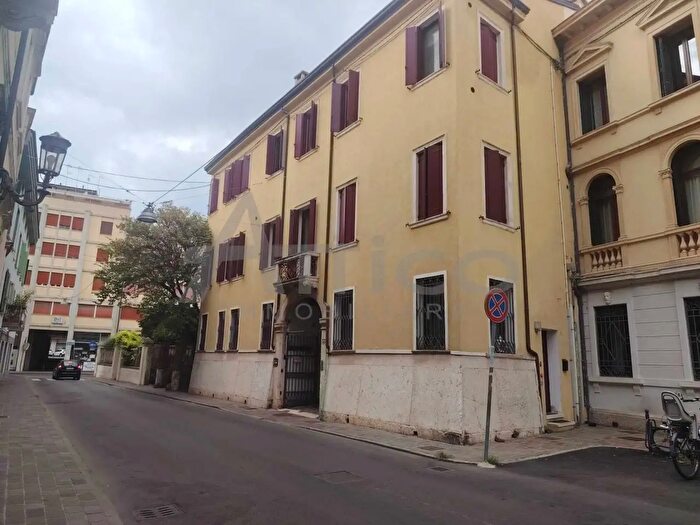 Appartamento bilocale in affitto in Via l Ricchieri Detto Celio, Rovigo