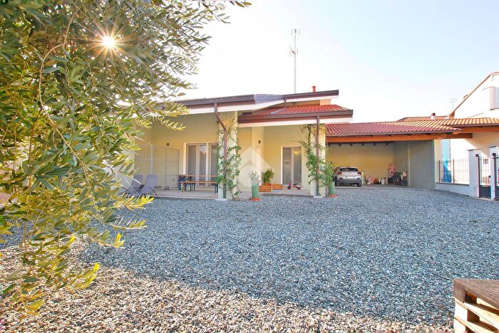 Casa con 5 locali in vendita in Via Ivrea, Borgo DAle