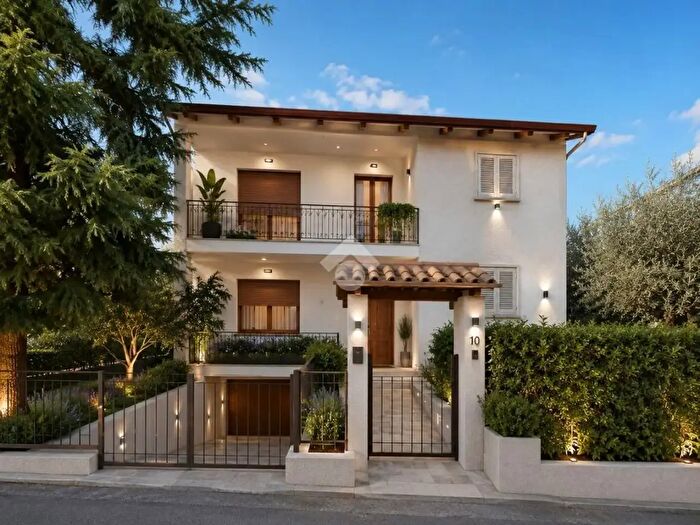 Appartamento trilocale in vendita in Via Cesare Battisti, Assisi