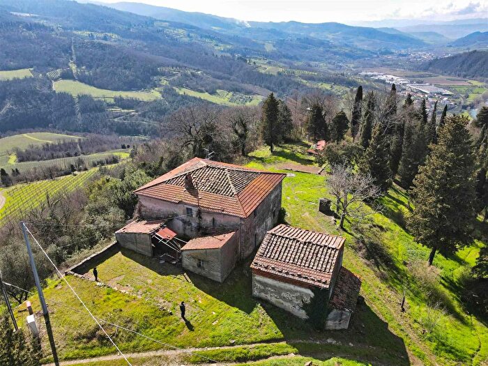 Casa con 8 locali in vendita in Pontassieve