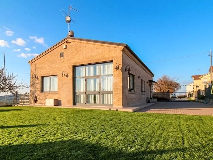 Casa quadrilocale in vendita in Via Dorica, Monte Urano