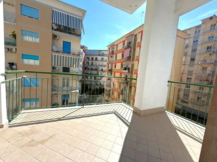 Appartamento con 5 locali in affitto in Via Giuseppe Capaldo, Napoli