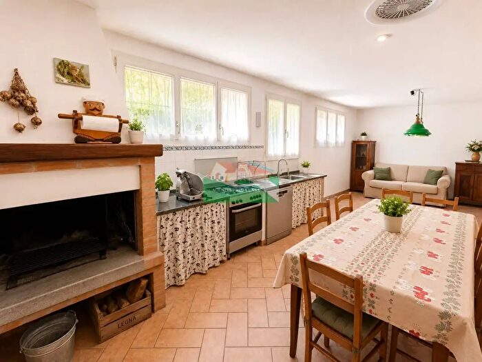 Casa con 10 locali in vendita in Via Giulio Morelli, Ravenna