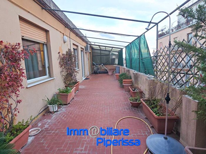 Casa quadrilocale in affitto in Piazza Corvetto, Centro Città, Genova