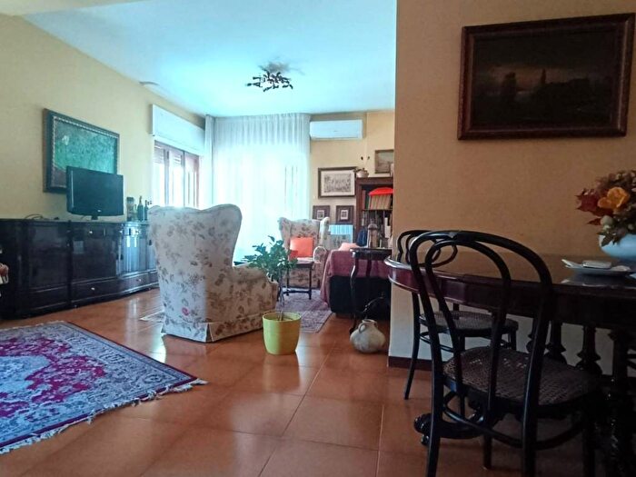 Appartamento con 6 locali in vendita in Via San Giacomo dei Capri, Rione Alto, Napoli