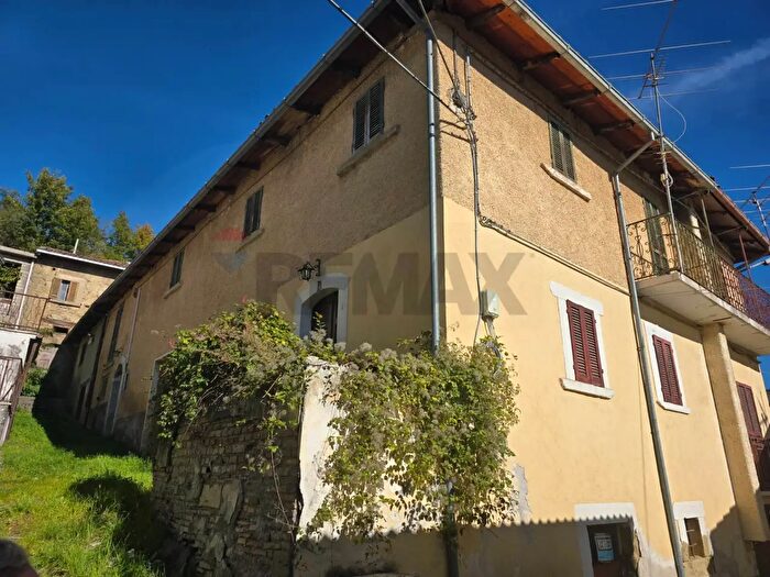Casa quadrilocale in vendita in Vicolo Cieco, Montereale