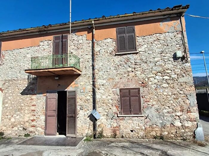 Casa quadrilocale in vendita in Carrara
