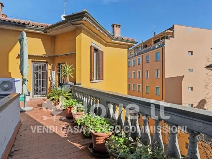 Appartamento trilocale in vendita in Via Savenella, Bologna