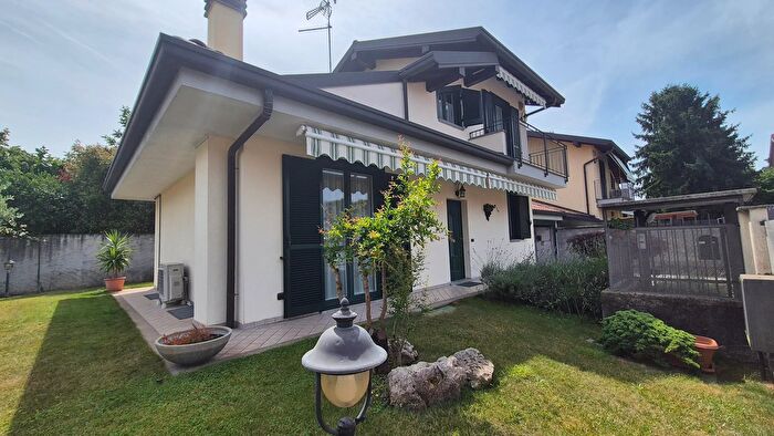 Casa quadrilocale in vendita in Via Luigi Cherubini Sacconago Busto Arsizio Varese Lombardia Italia, Busto Arsizio