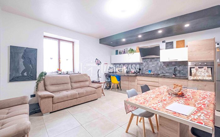 Casa con 5 locali in vendita in Novara