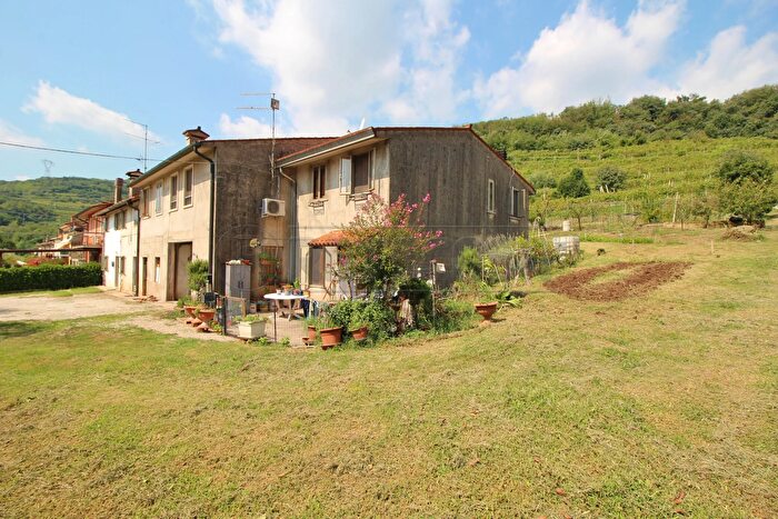 Casa con 13 locali in vendita in Via Sani, Gambellara