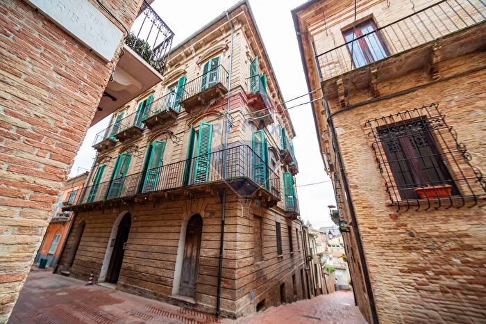 Appartamento con 16 locali in vendita in Via Santa Maria Maggiore, Lanciano
