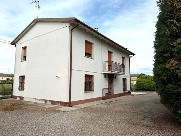 Casa con 7 locali in vendita in Cento