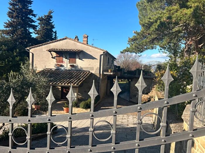 Casa con 11 locali in vendita in Via San Bernardino, Bettona