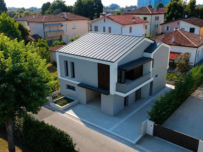 Appartamento quadrilocale in vendita in Via degli Olmi, Castelfranco Veneto