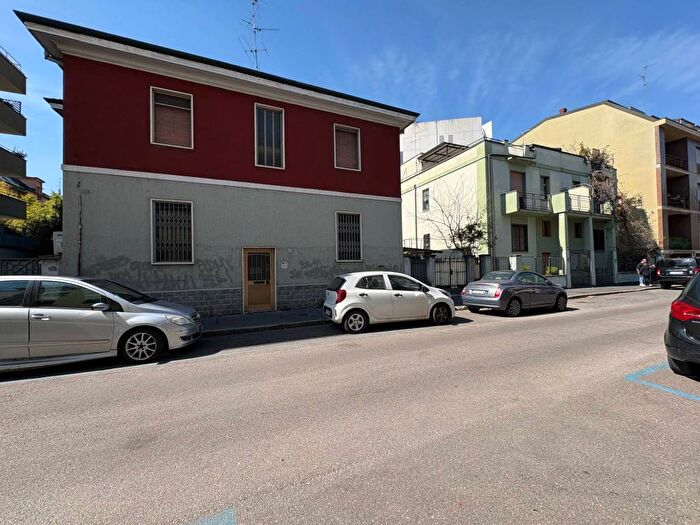 Appartamento trilocale in affitto in Via SantAnatalone, Inganni, Milano