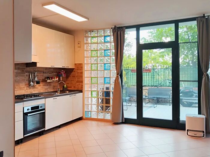 Appartamento trilocale in vendita in Strada Traversetolo, Parma