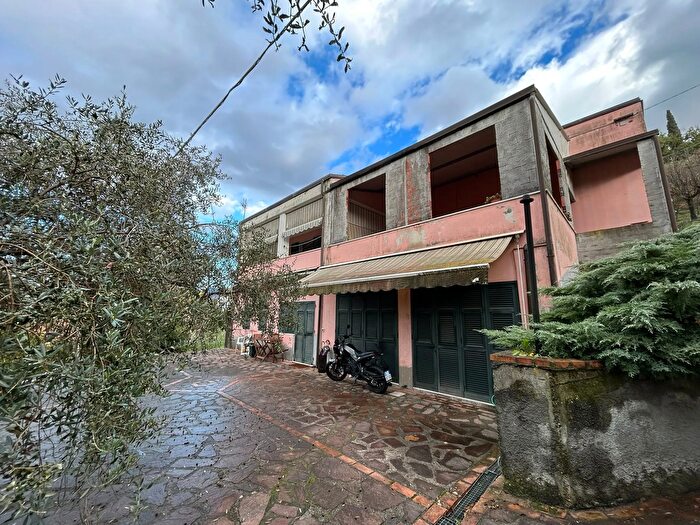 Casa con 9 locali in vendita in Sarzana