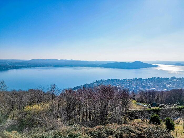 Casa con 6 locali in vendita in Lesa