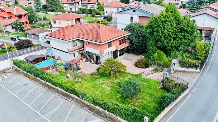 Casa con 9 locali in vendita in Via Ronchi Volpiano, Volpiano