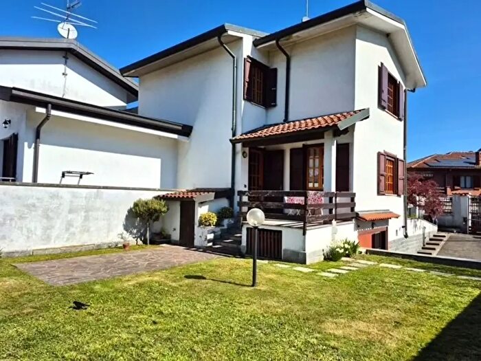 Casa quadrilocale in vendita in Via Roncaglia, Cisliano