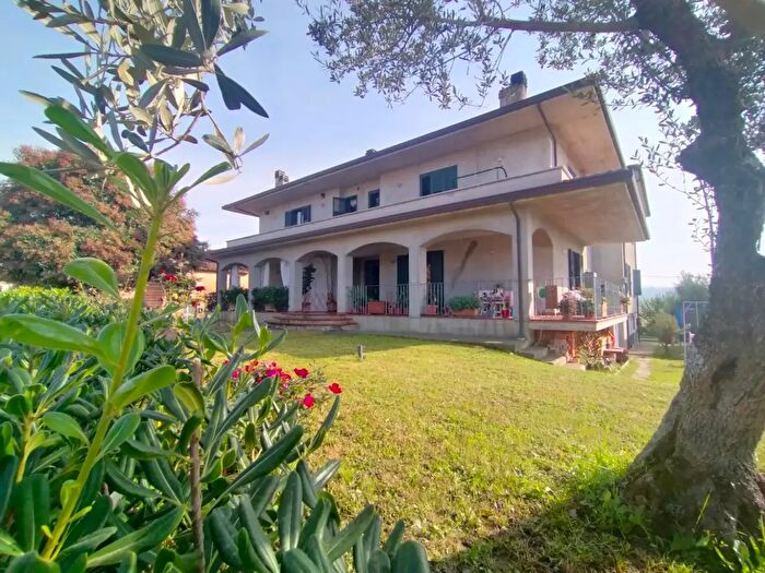 Appartamento quadrilocale in vendita in Via dei Ranieri, Deruta
