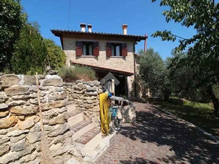 Casa trilocale in vendita in Via Santa Barbara, Monteleone Sabino