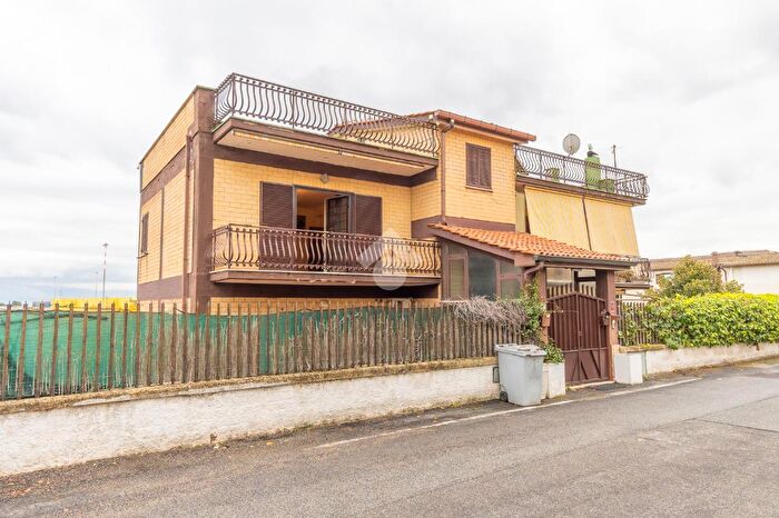 Appartamento quadrilocale in vendita in Via Villalago, Roma