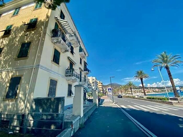 Appartamento con 6 locali in affitto in Centro, Cogoleto