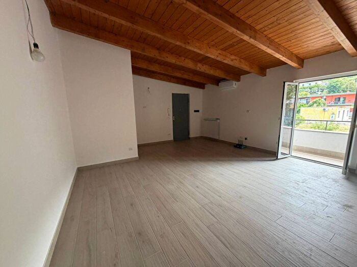 Appartamento trilocale in affitto in Via Pisani, Pianura, Napoli