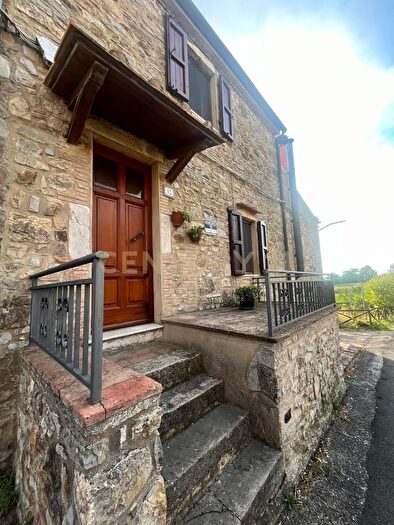 Casa con 6 locali in vendita in Via G Matteotti, Semproniano