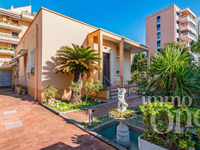 Casa con 8 locali in vendita in Via Goito, Livorno