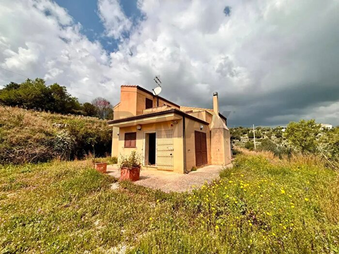 Casa con 9 locali in vendita in Contrada Monte, Ragusa