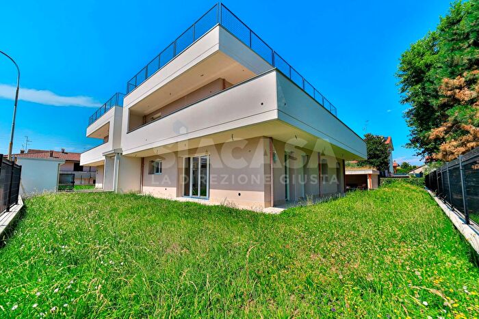 Appartamento quadrilocale in vendita in Via Gramsci, Trezzano Rosa