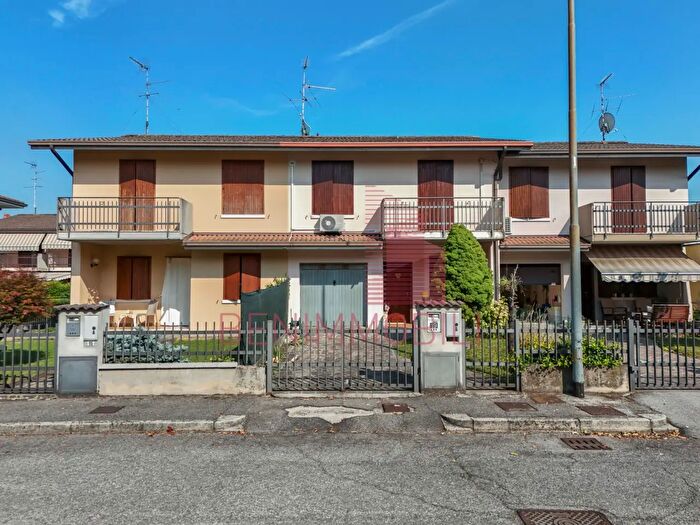 Casa quadrilocale in vendita in Via Grazia Deledda, Manerbio
