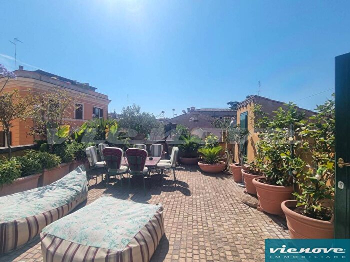 Casa quadrilocale in affitto in Colle Oppio, Roma