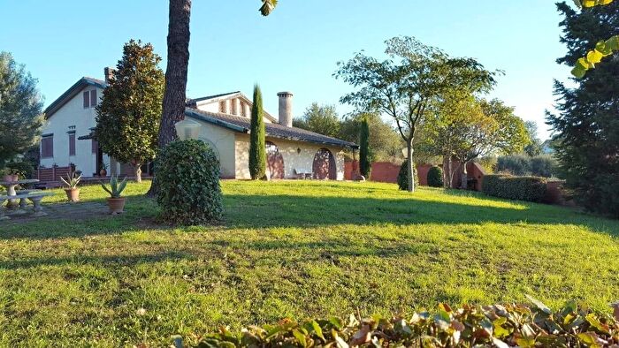 Casa con 15 locali in vendita in Santa Maria A Monte